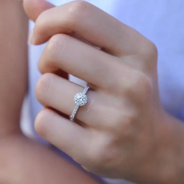 0.60 Karat Kenar Taşlı Pırlanta Tektaş Yüzük - 2